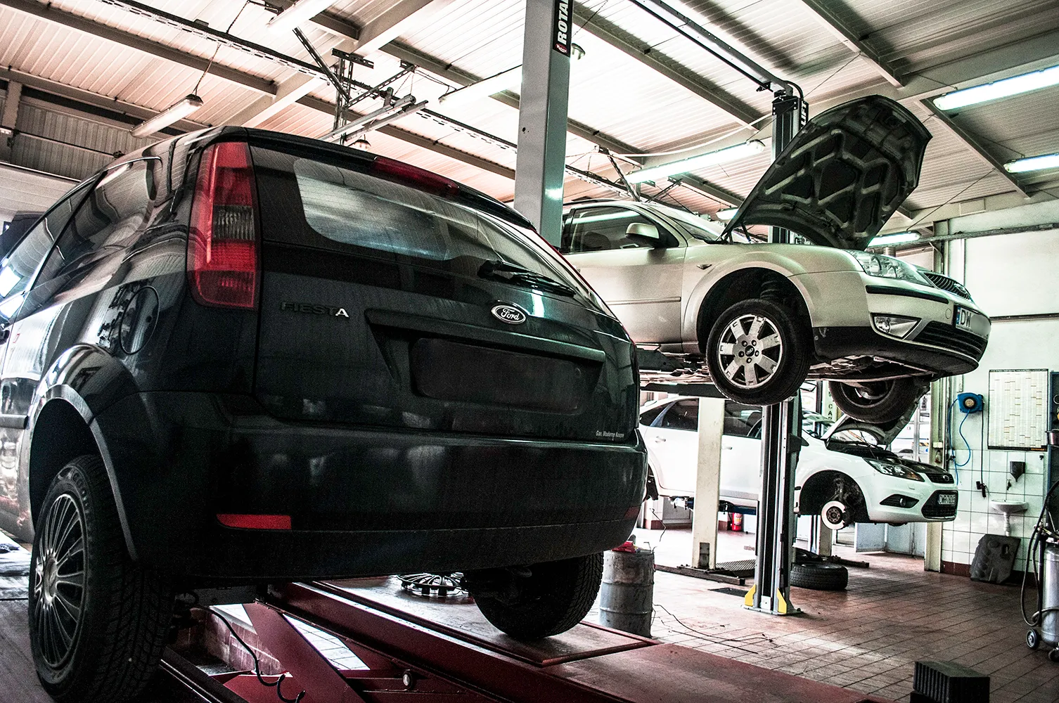 Serwis i diagnostyka pojazdu na podnośniku w Caros-Service